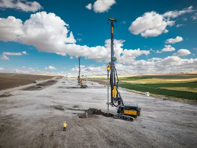Bauer equipment during foundation work for a new rapid transit line in Türkiye