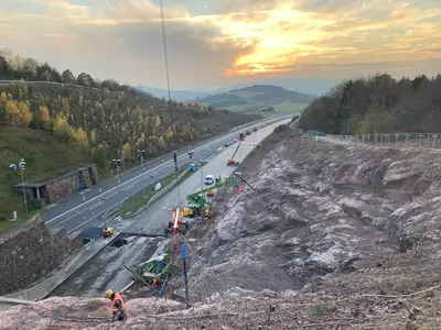 Road renovation on the A38 near Göttingen: Extensive safety measures were required for the surrounding rock walls. From September 2020 to June 2021, Spesa installed 6,000 linear meters of soil nailing and 16,000 m² of rockfall protection nets.