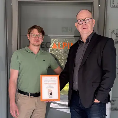 Spesa Department Head Björn Gorsboth (right) was pleased to receive the RAL quality mark from Paul Schulze, Chairman of the Gütegemeinschaft Hang- und Felssicherung e.V., at the end of April.