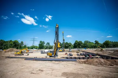 U-Jagged sheet pile panels were precisely inserted using an RG 19 T. The piling work was carried out using a BG 30.